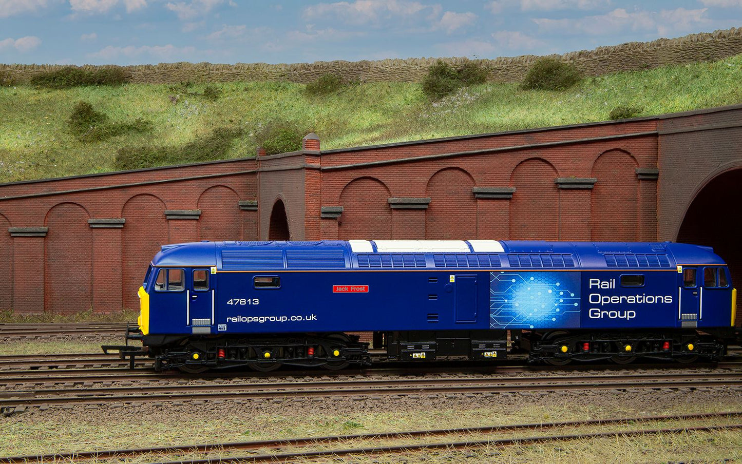 Hornby R30042TTS RailRoad Plus ROG, Class 47, Co-Co, 47813 ‘Jack Frost’ Diesel Locomotive - Era 11